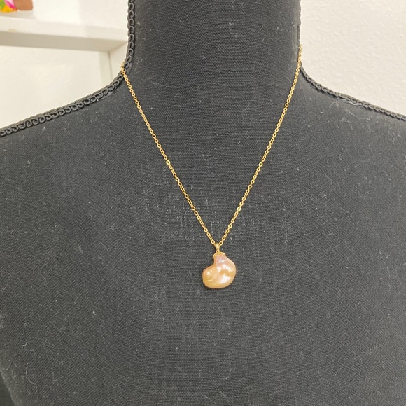 Jewelry - Elegant Gold Pearl Pendant Necklace